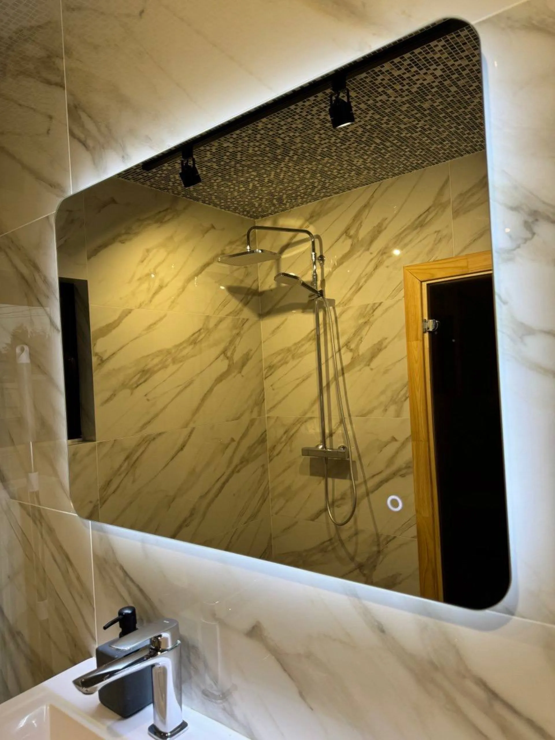 Ванная комната RELAXHOMESPA с зеркалом и душевой